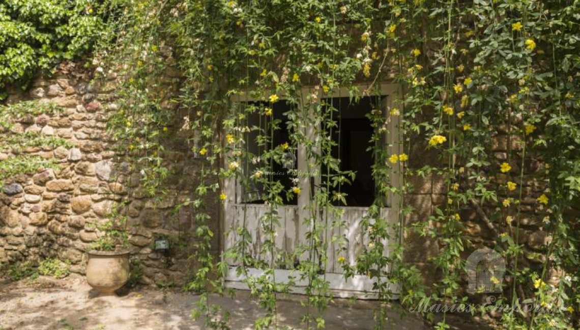 Entrada a la casa de invitados de la masía 