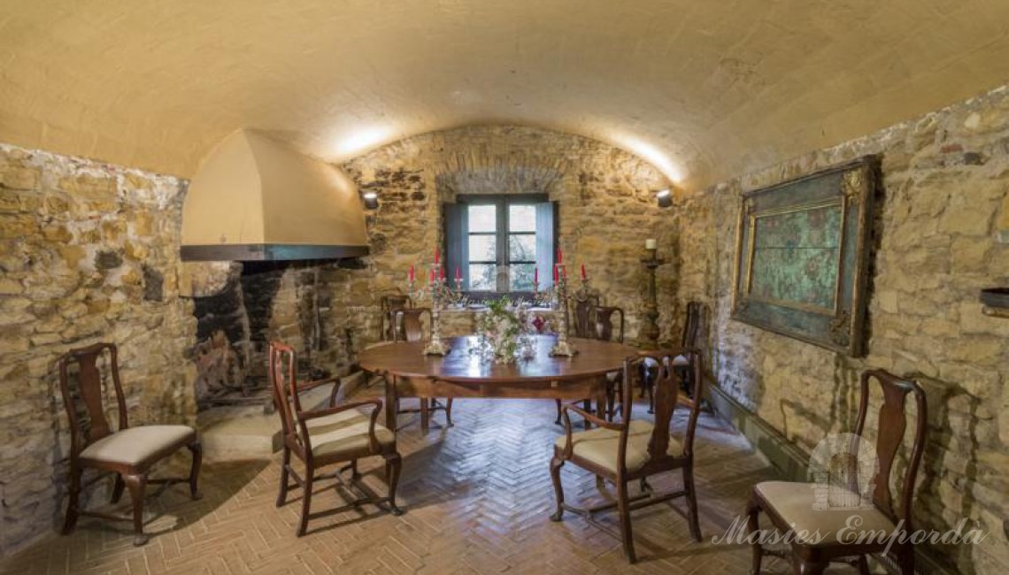 Comedor principal de la casa con una gran chimenea