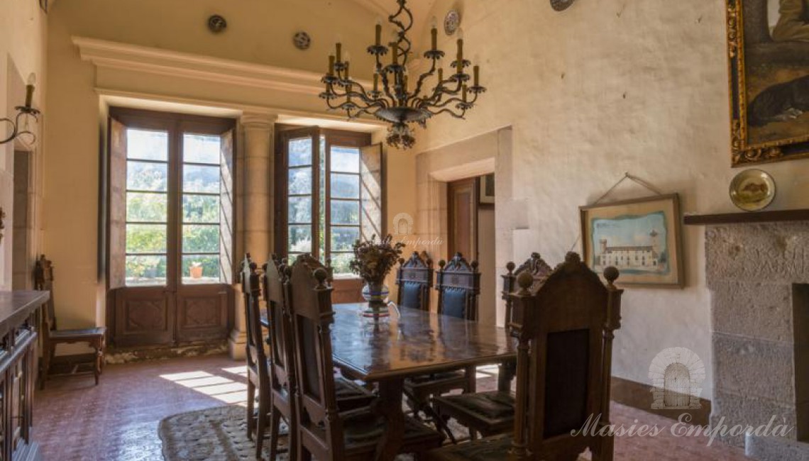 Salón comedor de la casa con salida a terraza con vistas al jardín y los campos de la propiedad