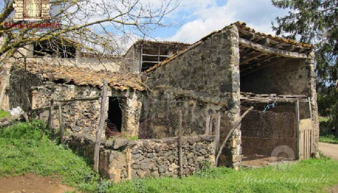 Anexos del patio de entrada a la masía