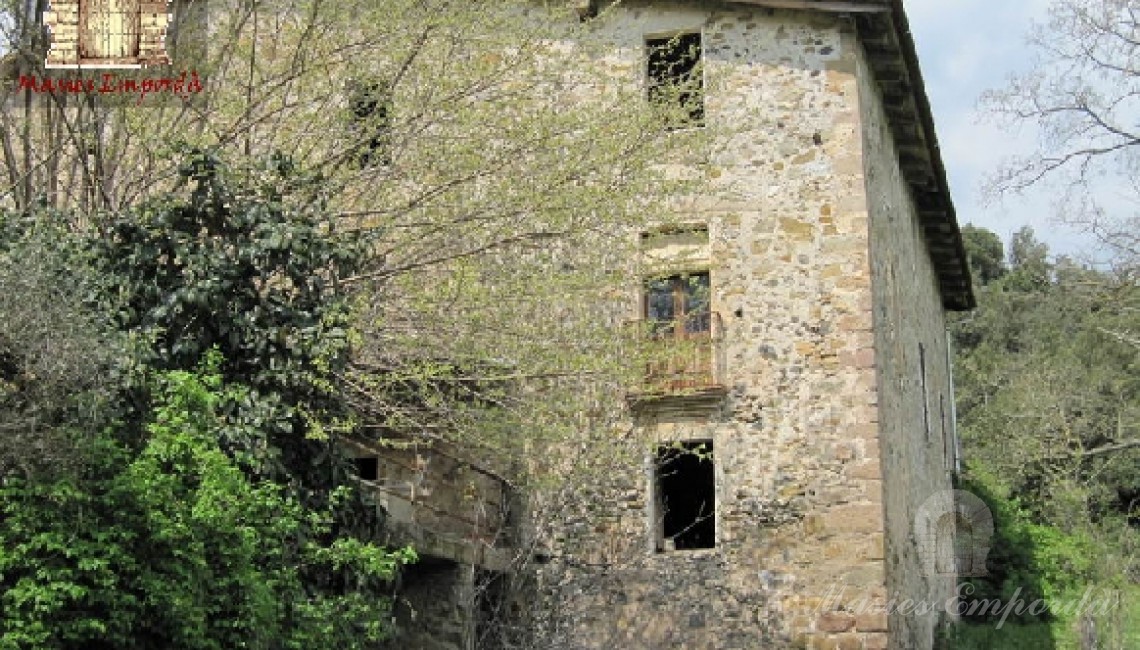 Detalle de la fachada principal de la masía 