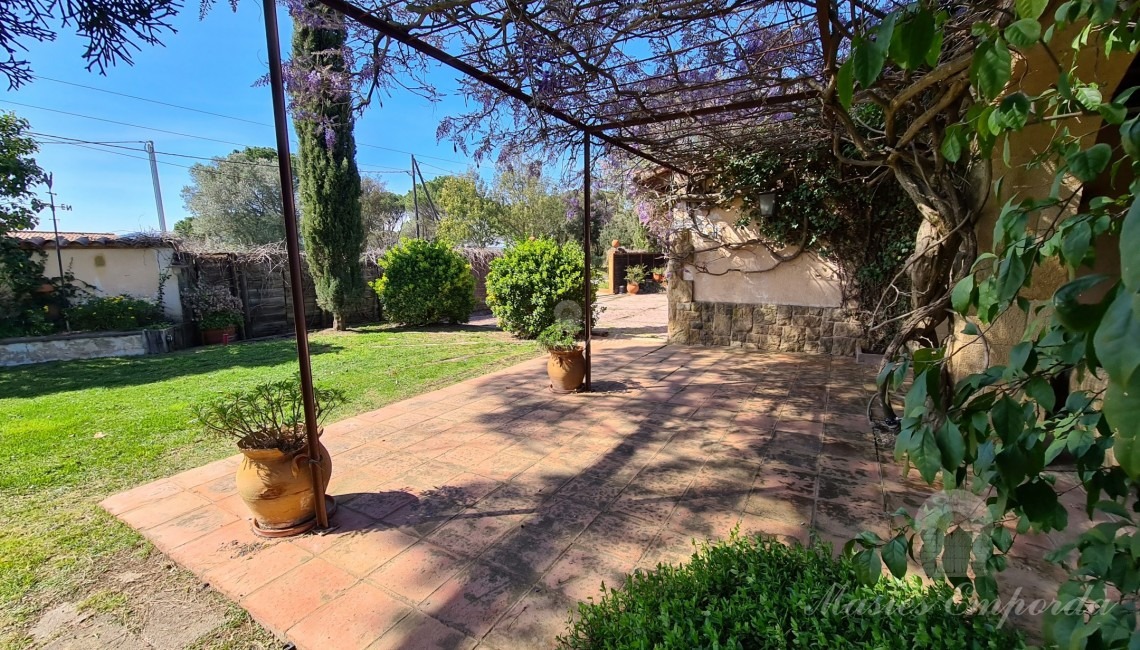 Vistas de la masía y el jardín