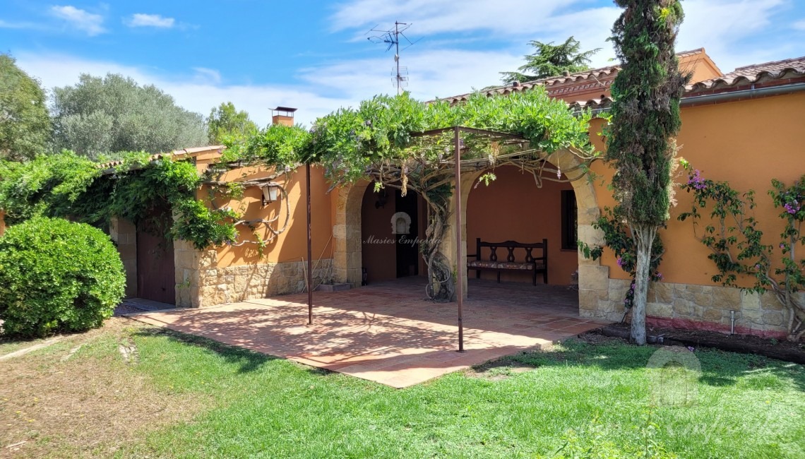 Vistas de la masía y el jardín