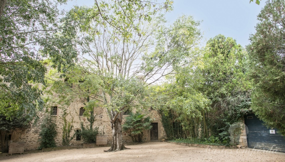 Parte posterior de la masía y el jardín 