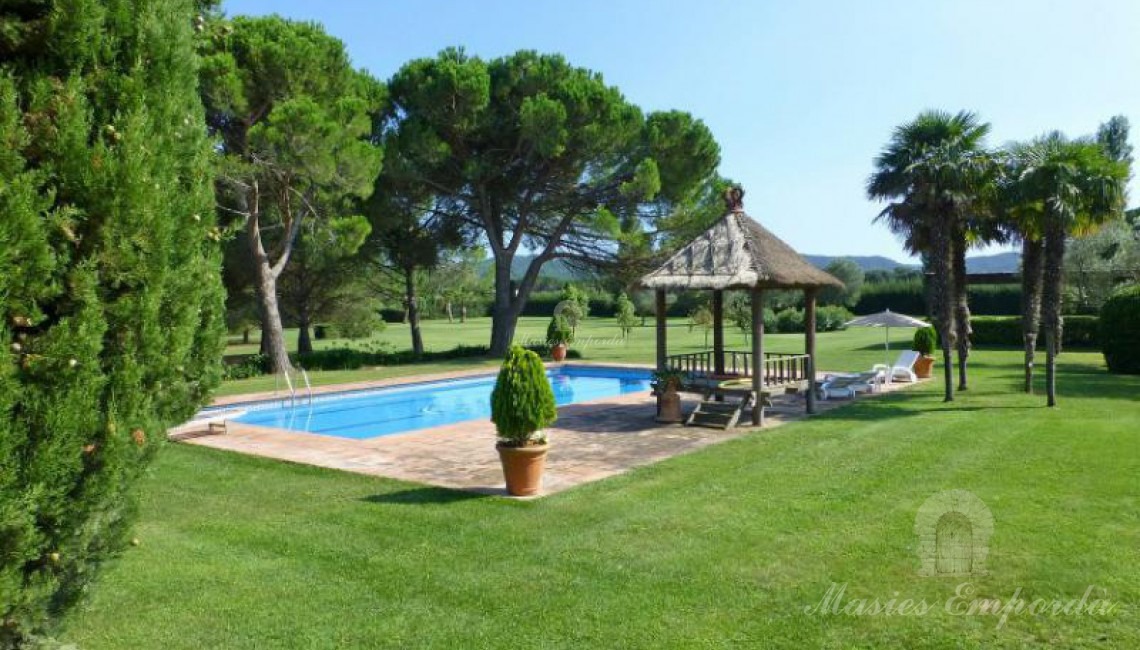 Vista del jardín, piscina y glorieta 