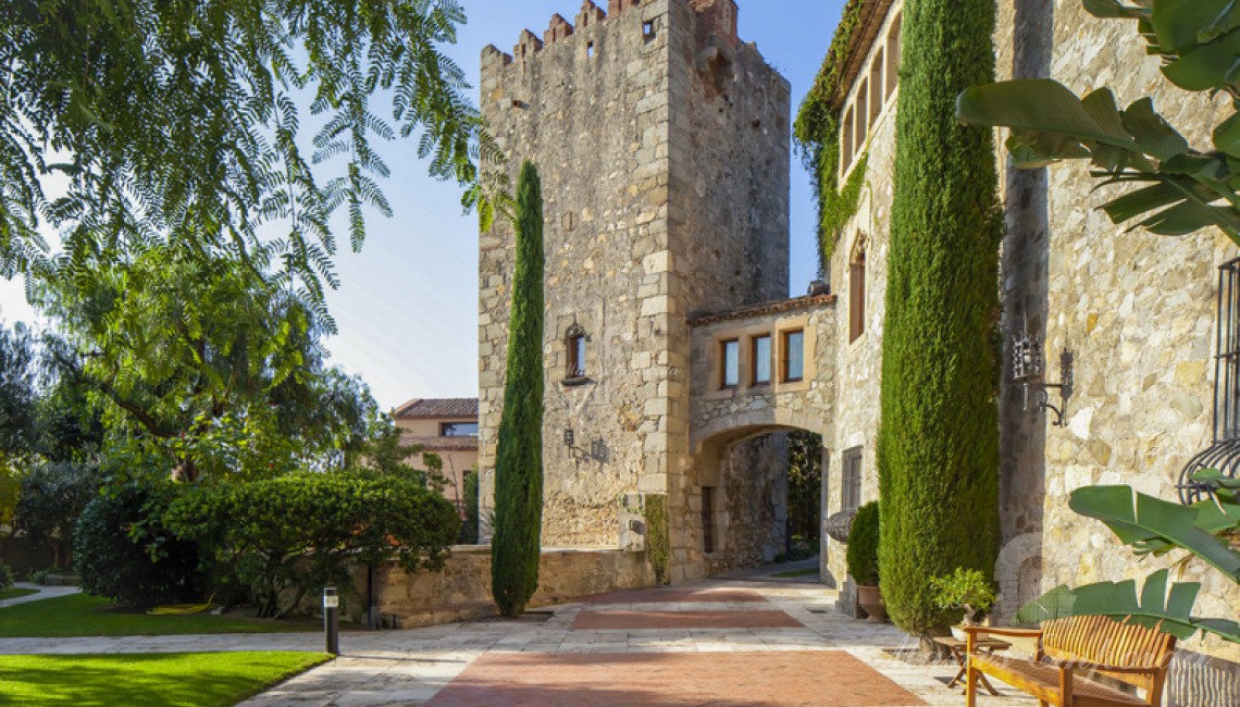 Vista de la fachada de la Masía en venta y de la torre datada en el siglo XV en el Maresme