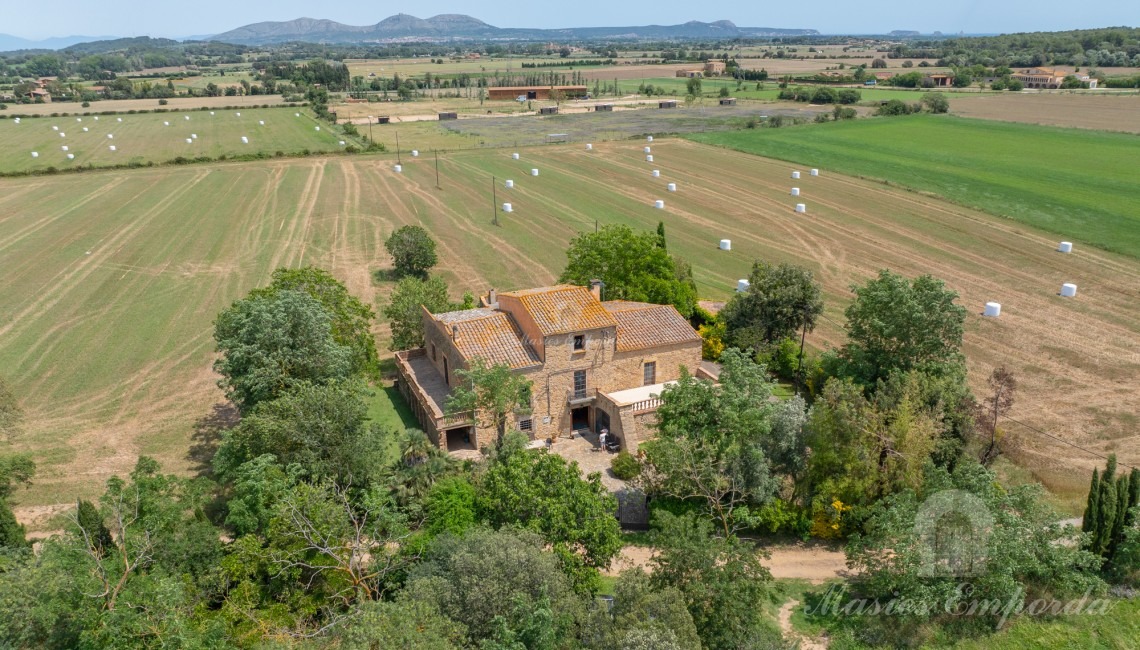 Vistas de la masía y la parcela