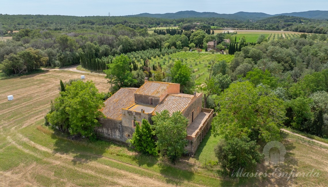 Vistas de la masía y la parcela