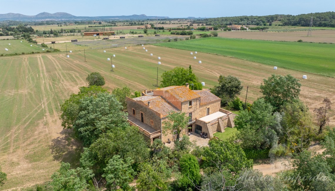 Vistas de la masía y la parcela