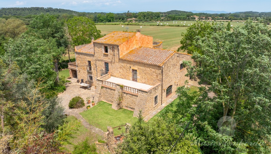 Vistas de la masía y la parcela