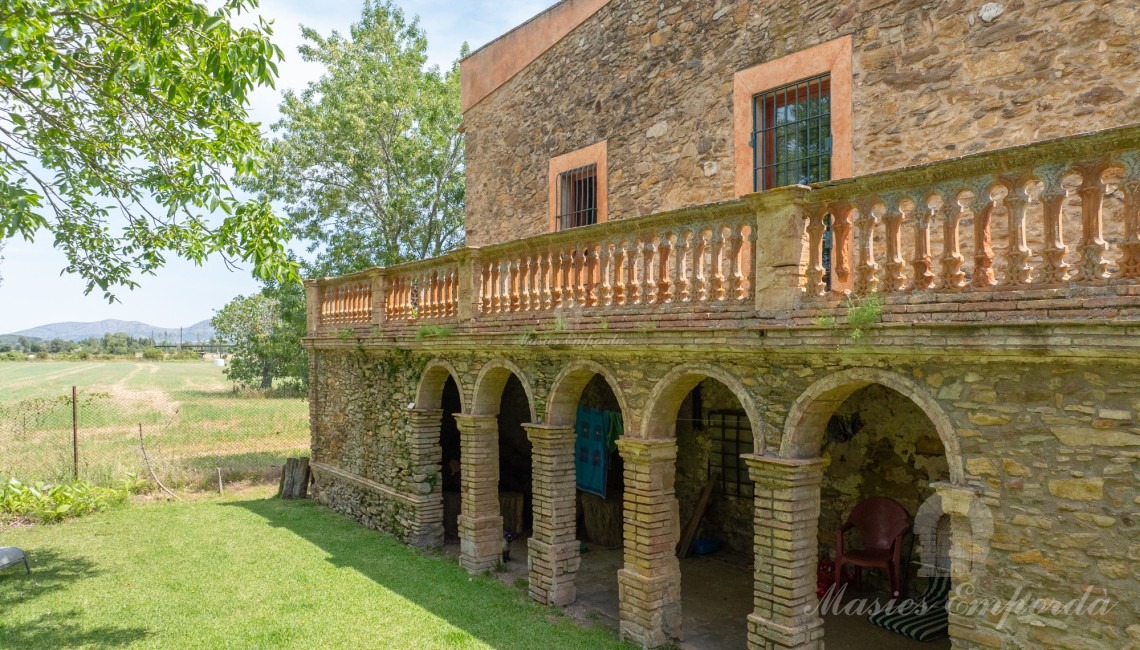 Terraza y porche arcado de la fachada oeste