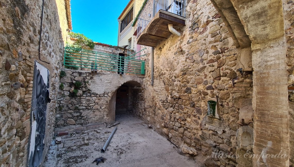 Vista de fachada del interior del patio