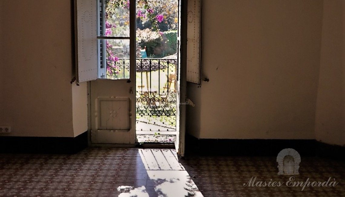 Detalle de la ventana del segundo salón de la primera planta