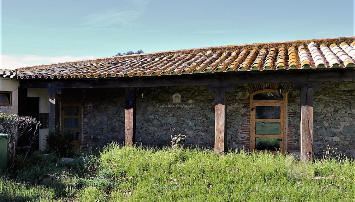 Bar anexo de la masía con entrada desde el jardín interior y exterior