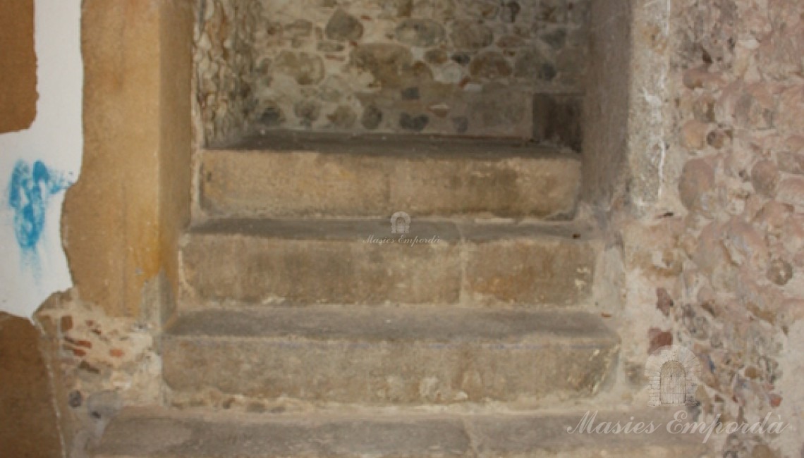 Detalle de la escalera de acceso a planta por el hall de entrada