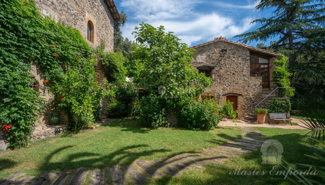 Fachada de la masía y el anexo