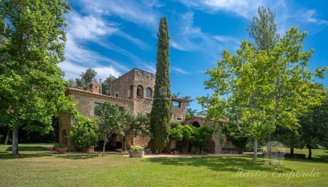 Vista del jardín y la masía 