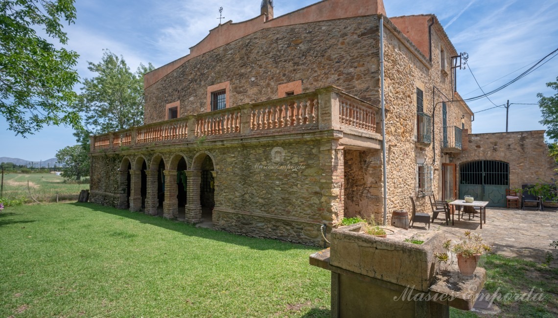 Terraza y porche arcado de la fachada oeste