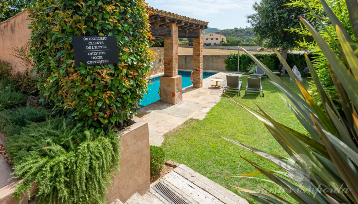 Entrada al jardín y piscina 