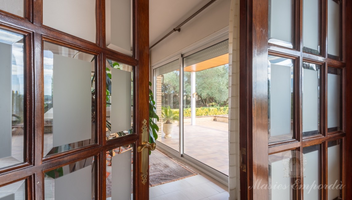 Acceso al salón comedor de la casa comunicados 