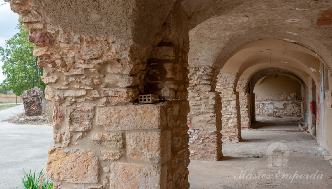 Vistas de la entrada arcada de la masía 