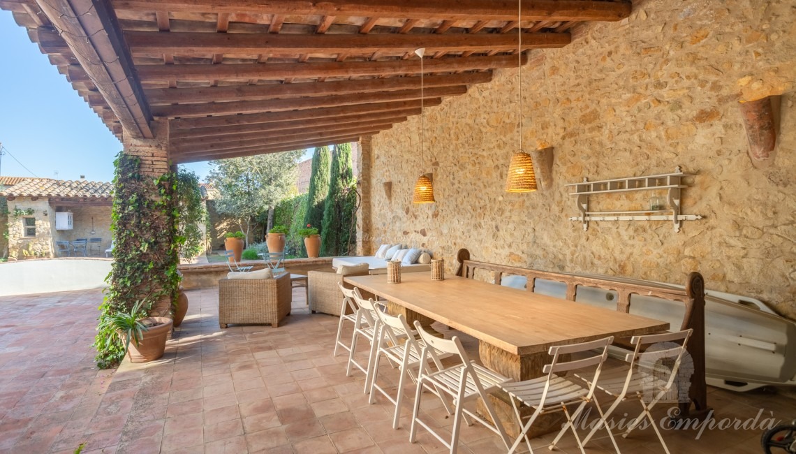 Detalles del porche con el comedor de verano y salón de estar exterior