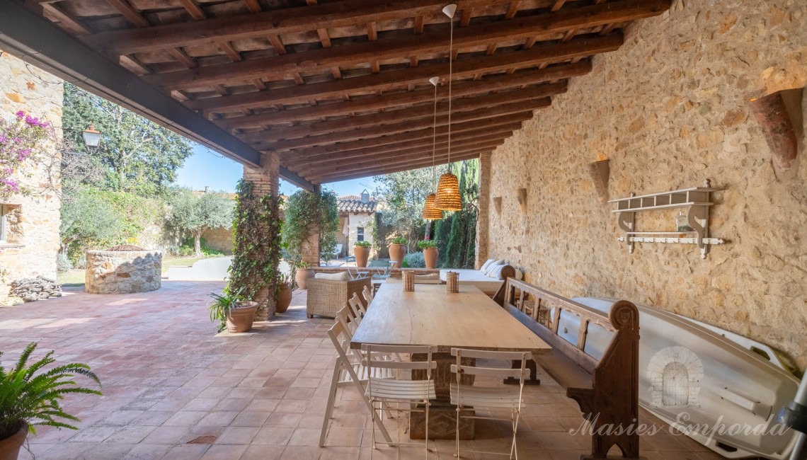 Detalles del porche con el comedor de verano y salón de estar exterior