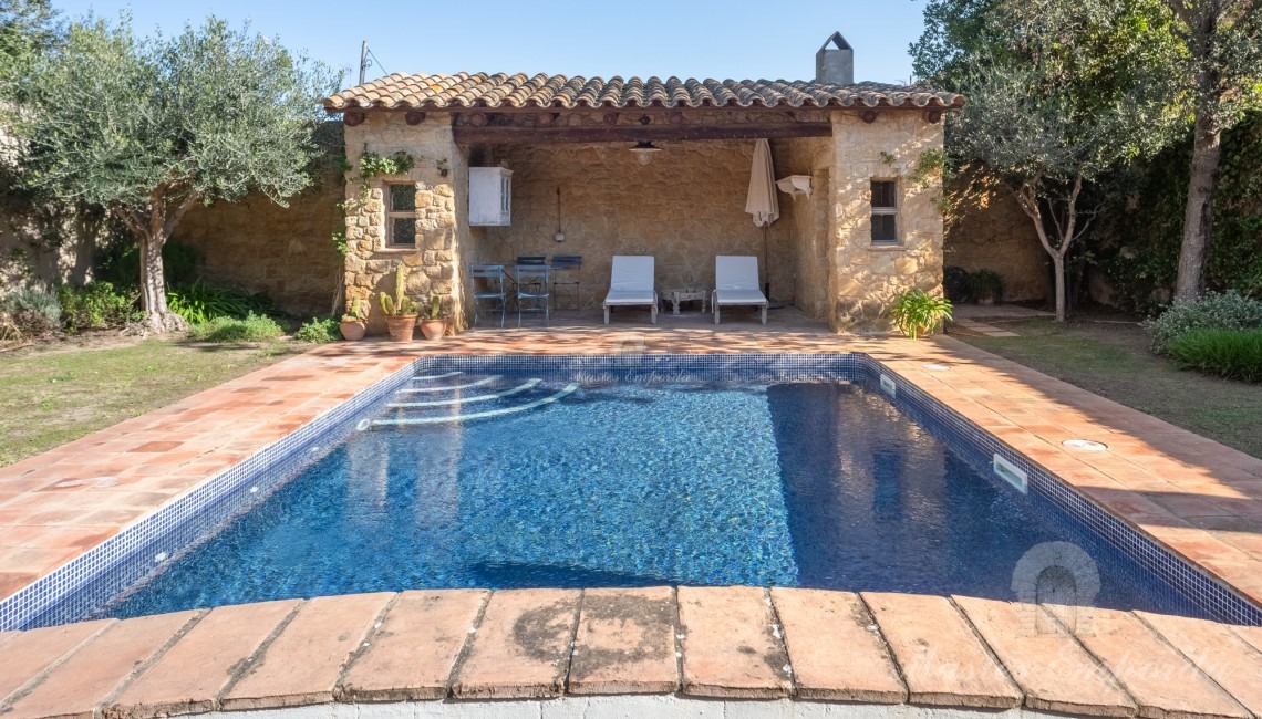 Vistas de la piscina y el porche 