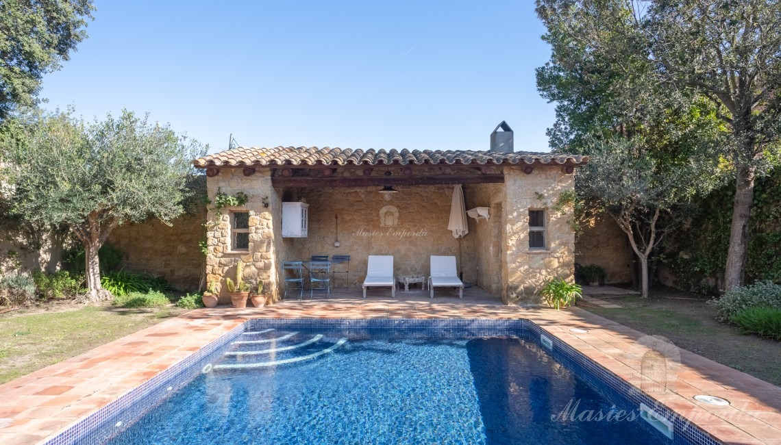 Vistas de la piscina y el porche 