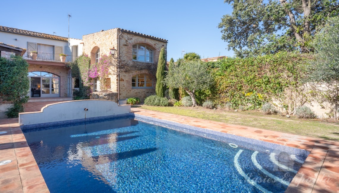 Vista desde el porche de la piscina y la casa