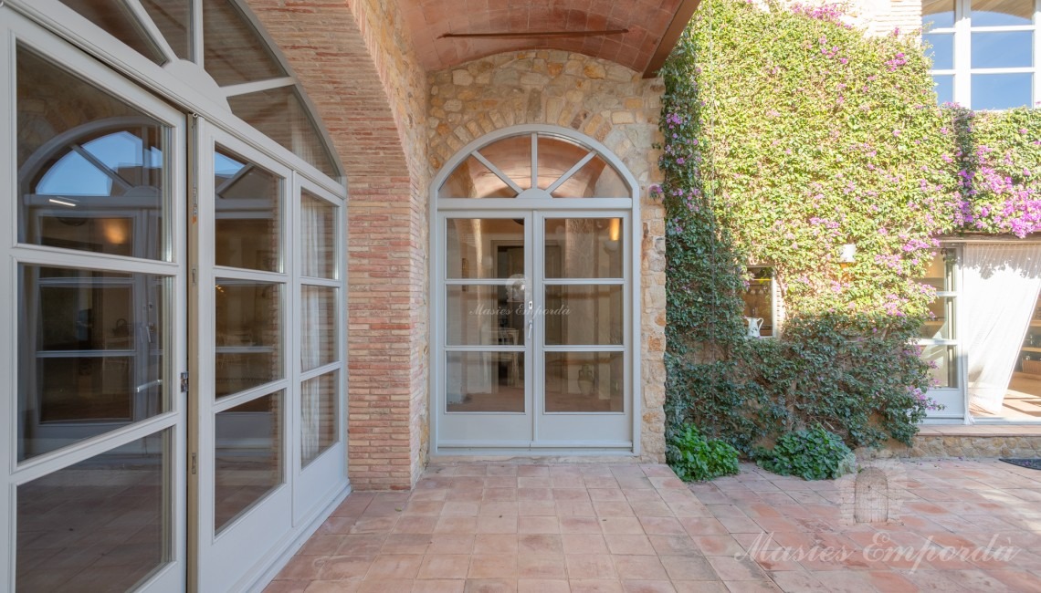 Vistas de la puerta de acceso a la casa desde el jardín