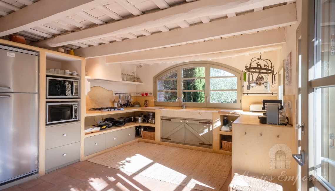 Cocina con vistas al jardín y piscina