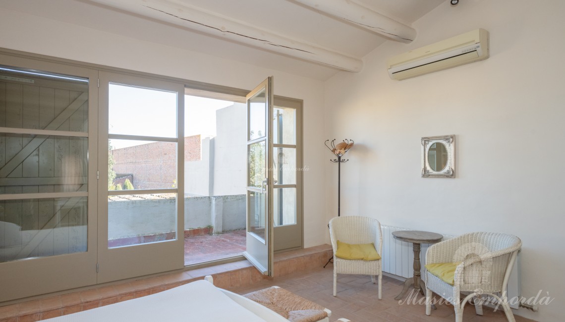 Habitación con grandes ventanales y acceso a la terraza