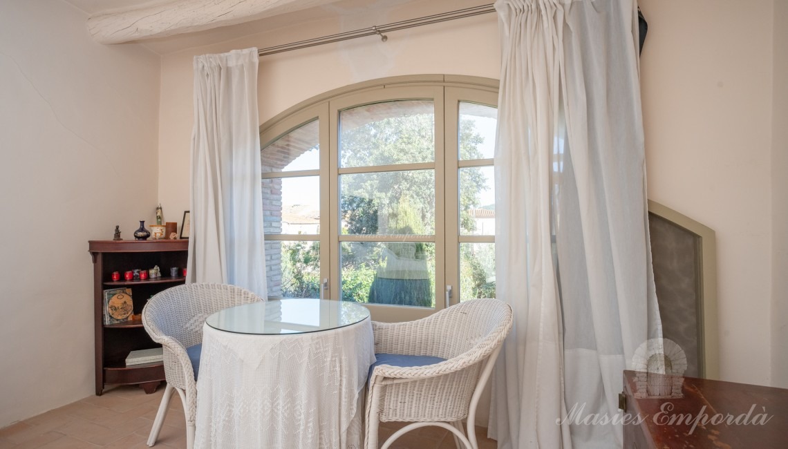 Habitación principal de la casa con salida a la terraza y vistas al jardín y piscina