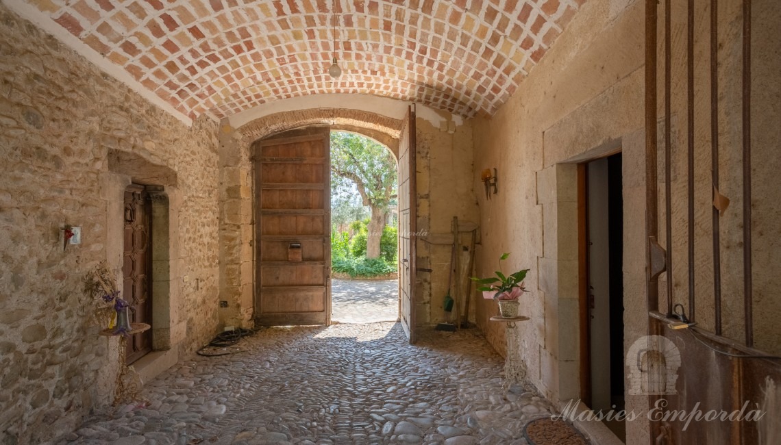 Entrada a la masía y al interior del jardín 