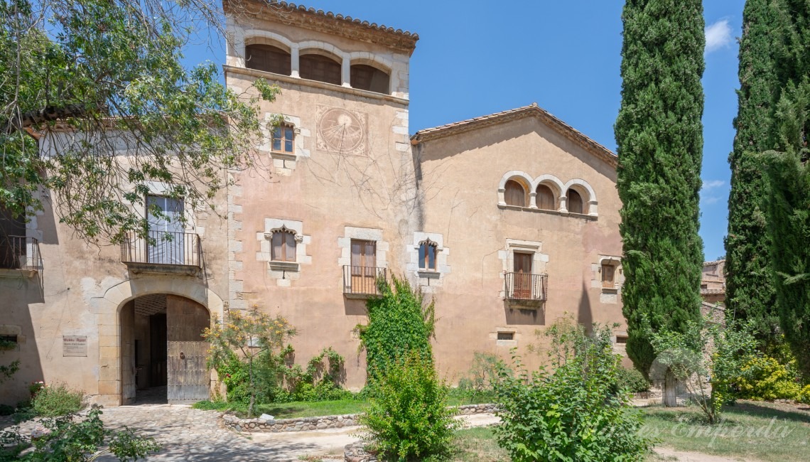 Vistas de la fachada principal de la masía 