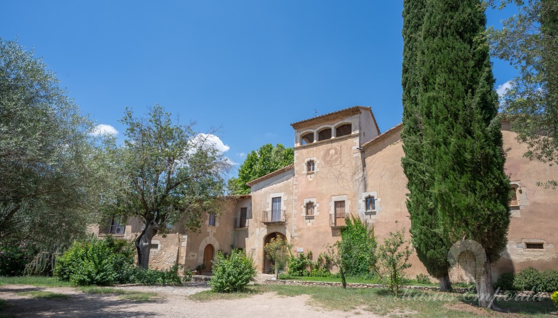 Vistas de la fachada principal de la masía 