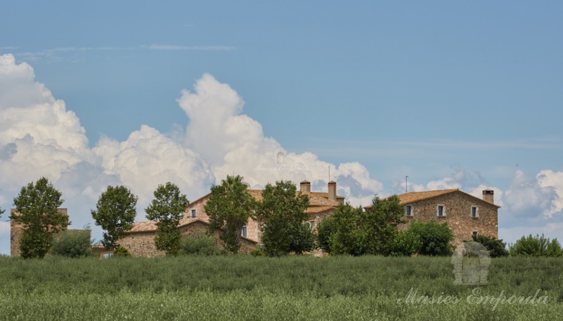 Vistas de la masía desde los campos de la propiedad 