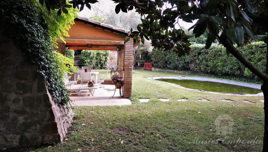 Vista del jardín y la piscina 