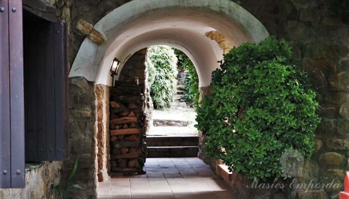 Acceso a la casa desde el jardín 