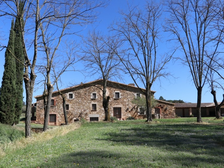 Vistas de la fachada de la masía