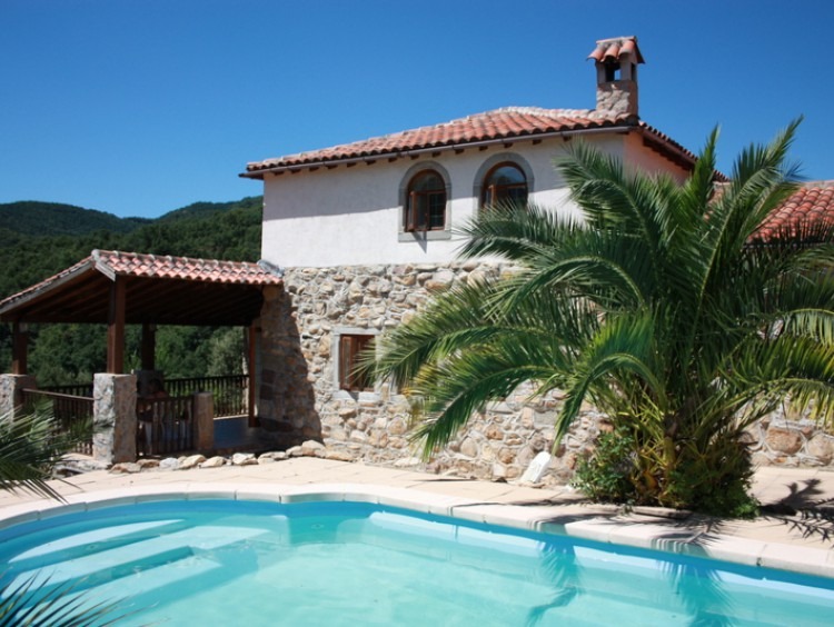 Visita de la fachada de la casa y la piscina en primer termino