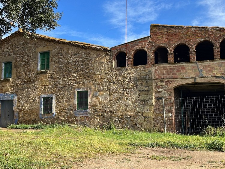 Vista de la fachada de la masía 