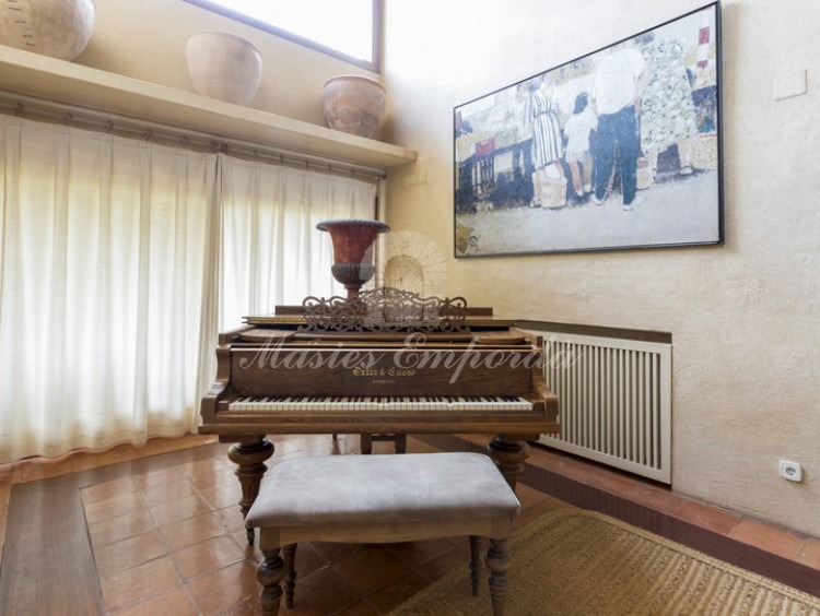 Detalle del hall de entrada con un piano de cola 