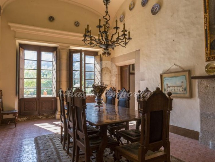 Salón comedor de la casa con salida a terraza con vistas al jardín y los campos de la propiedad