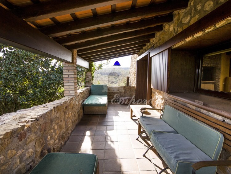 Terraza con salida al jardín desde la primera planta 