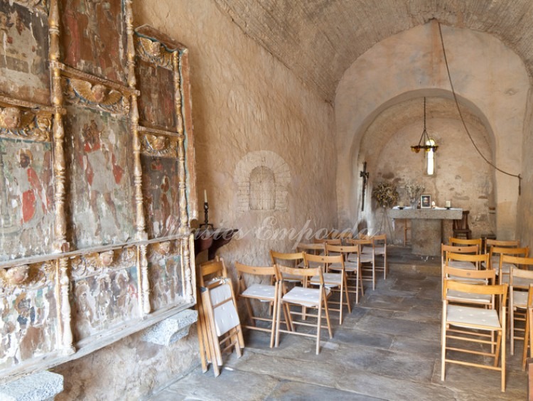 Interior de la ermita de la propiedad adjunta al jardín de la masía 