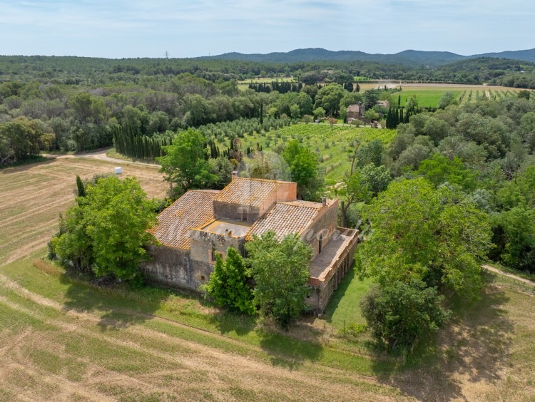 Vistas de la masía y la parcela