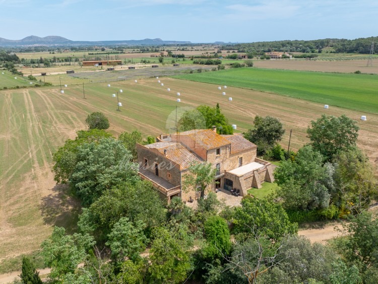 Vistas de la masía y la parcela