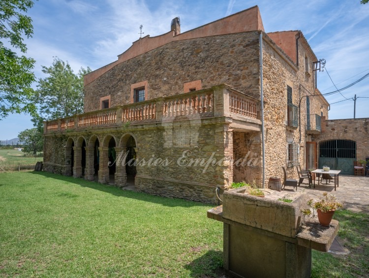 Terraza y porche arcado de la fachada oeste